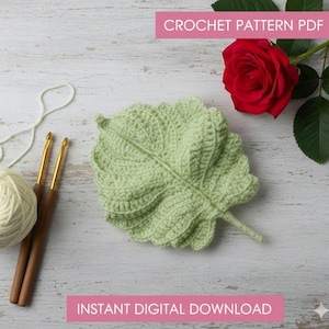 Puede incluir: Una hoja de ganchillo verde claro con costuras detalladas, junto a una rosa roja y ganchos de ganchillo. También hay un ovillo de hilo blanco. El texto dice "CROCHET PATTERN PDF" y "INSTANT DIGITAL DOWNLOAD".