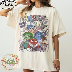 Peut inclure: T-shirt Comfort Colors de couleur ivoire avec un graphisme du film "Vice-Versa". Le design comprend le titre du film, les personnages et l'année "2015". Le t-shirt est de Lucas Dreams Boutique.