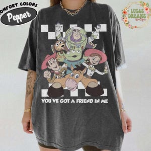 レトロなトイ・ストーリーTシャツ、君はともだちTシャツ、ディズニーファミリーバケーションTシャツ、フロントバックコンフォートカラーズTシャツ、レトロなピクサーグラフィックTシャツ Pepper/Dark Heather