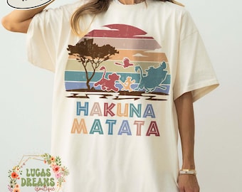 Camiseta retro de Disney Hakuna Matata Comfort Color, camisetas de Animal Kingdom, El Rey León de Disney, camisetas de viaje familiar Disney 2026, camiseta de vacaciones Disney