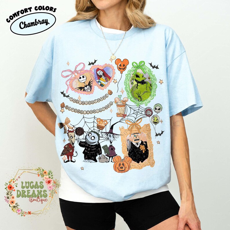 Puede incluir: Camiseta azul claro con un gr&aacute;fico colorido de personajes de Pesadilla antes de Navidad. El dise&ntilde;o incluye a Jack Skellington, Sally, Oogie Boogie y otros personajes en marcos ornamentados, con murci&eacute;lagos y estrellas. La camiseta tiene el texto "Comfort Colors Chambray".
