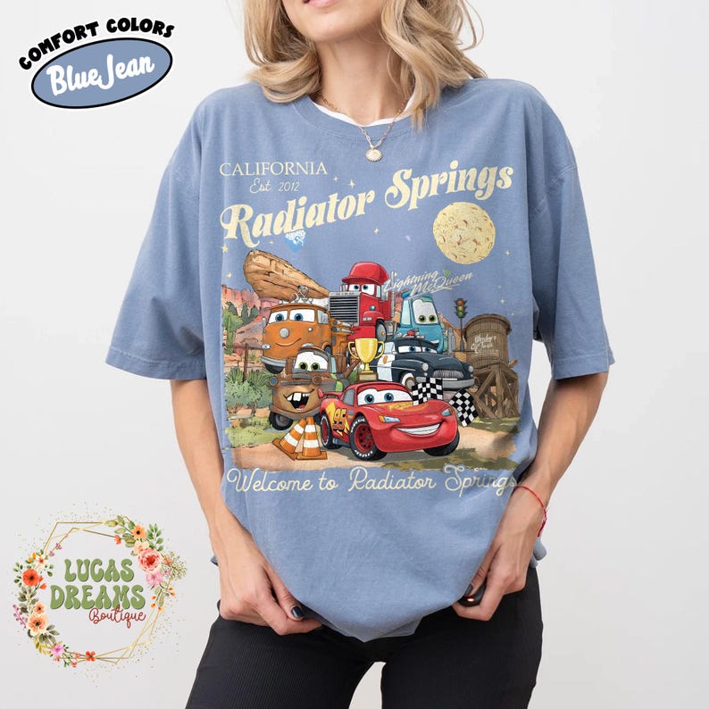 Pode incluir: Uma caneca de cer&acirc;mica branca com uma al&ccedil;a preta e o texto "But First, Coffee" em negrito preto. A caneca est&aacute; sobre uma superf&iacute;cie branca. A caneca tem aproximadamente 10 cm de altura.