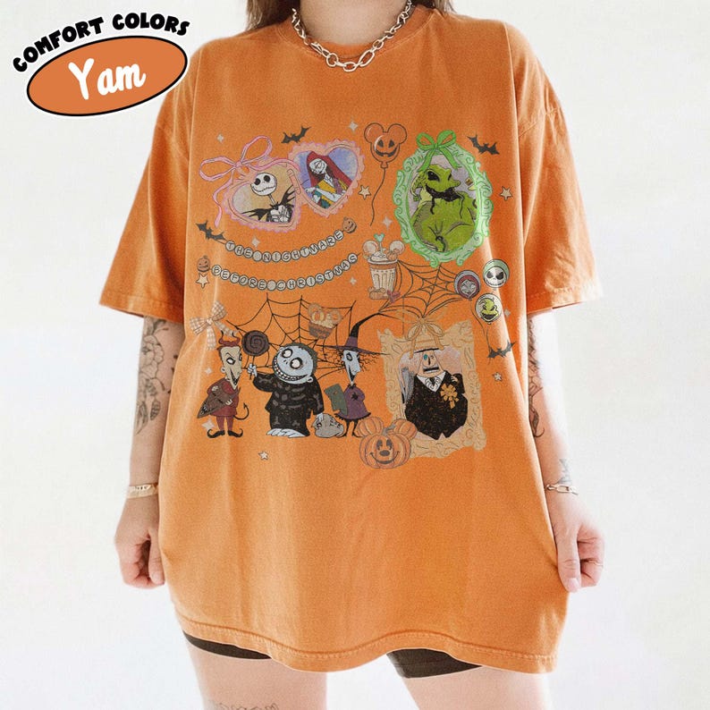 Puede incluir: Camiseta naranja con un dise&ntilde;o de personajes de "Pesadilla antes de Navidad". El dise&ntilde;o incluye a Jack Skellington, Sally, Oogie Boogie y otros personajes. La camiseta tiene las palabras "Comfort Colors" y "Yam" impresas.