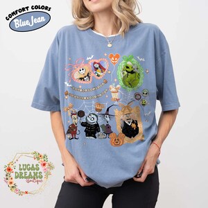 Puede incluir: Camiseta azul claro de manga corta con un dise&ntilde;o de personajes de Pesadilla antes de Navidad. La camiseta tiene la inscripci&oacute;n "Comfort Colors Blue Jean". El dise&ntilde;o incluye a Jack Skellington, Sally y Oogie Boogie.