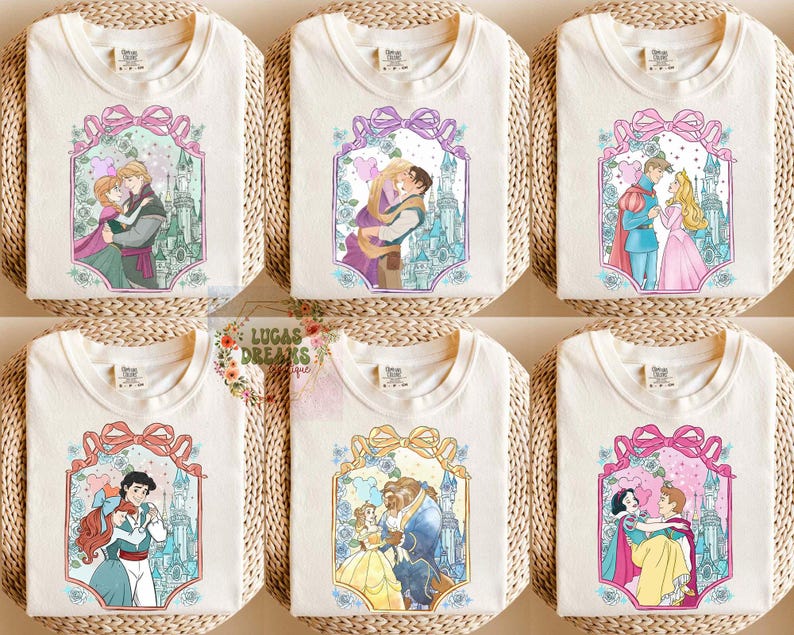 Puede incluir: Camisetas color crema con parejas de princesas Disney en marcos ornamentados con lazos y detalles florales. Cada dise&ntilde;o muestra una pareja diferente, con fondos de castillos y paletas de colores pastel.