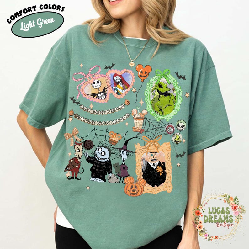 Puede incluir: Camiseta verde claro con un dise&ntilde;o gr&aacute;fico con personajes de "Pesadilla antes de Navidad". El dise&ntilde;o incluye a Jack Skellington, Sally, Oogie Boogie y otros personajes en marcos decorativos y una telara&ntilde;a.