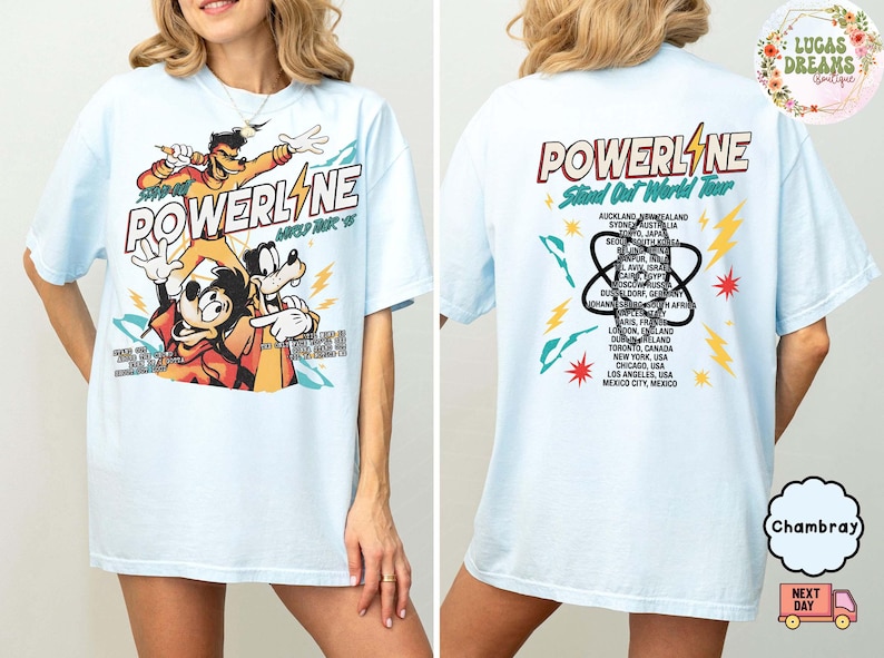 Puede incluir: Camiseta Powerline azul claro con personajes de dibujos animados y el texto "POWERLINE World Tour '95" en la parte delantera. La parte trasera muestra las ubicaciones de la gira. Una camiseta divertida e informal.