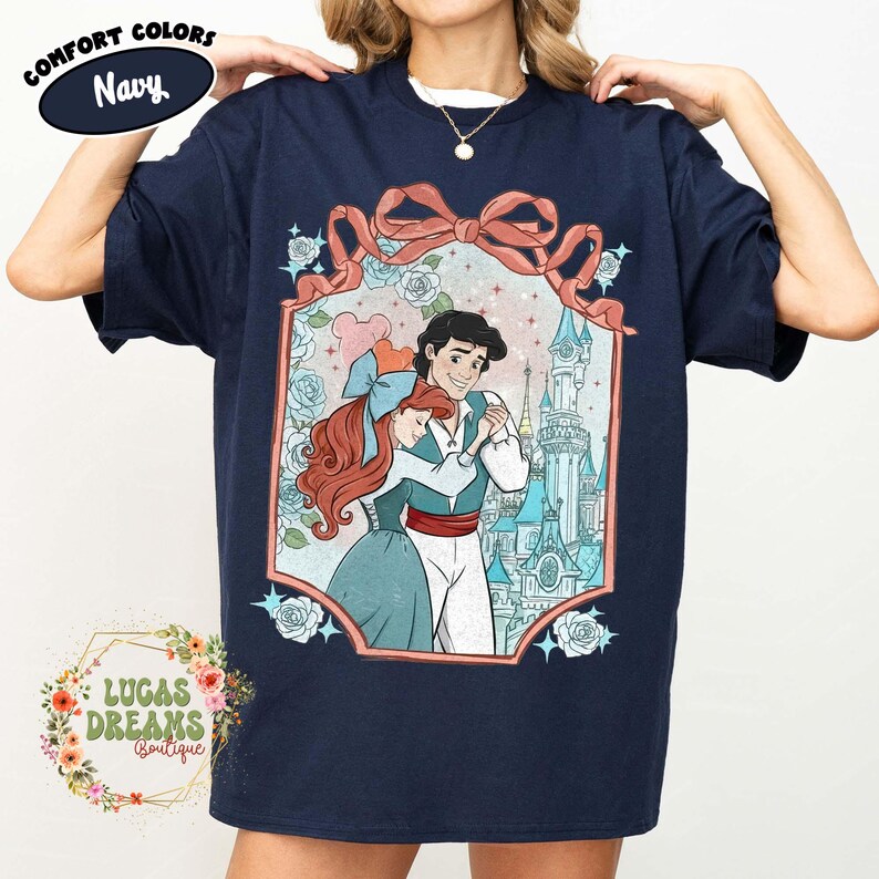 Puede incluir: Taza de cer&aacute;mica blanca con un dise&ntilde;o envolvente que presenta una vibrante y colorida ilustraci&oacute;n de varias setas. La taza tiene un asa negra y un acabado brillante. El texto "Shroom Queens" est&aacute; impreso en la taza.