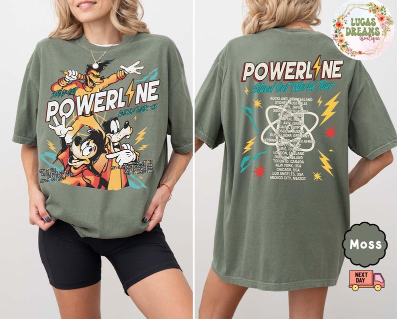 Puede incluir: Una camiseta verde musgo con un gr&aacute;fico de Powerline, Mickey y Goofy. La parte delantera de la camiseta muestra la palabra "POWERLINE" con personajes de dibujos animados. La parte trasera de la camiseta tiene "POWERLINE Stand Out World Tour" con una lista de ciudades.
