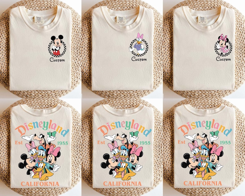 Puede incluir: Camisetas color crema con personajes de Disney. Algunas camisetas tienen dise&ntilde;os de Mickey, Daisy y Minnie Mouse con la palabra "Custom". Otras camisetas muestran "Disneyland Est. 1955 CALIFORNIA" con varios personajes de Disney.