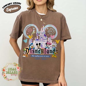 Koszulka Vintage Disneyland Est 1955, Koszulka Disneyland FamilyTrip, Koszulka Mickey and Friends 2026, Koszulka Disneyland Vacation, Koszulka Magic Kingdom Espresso