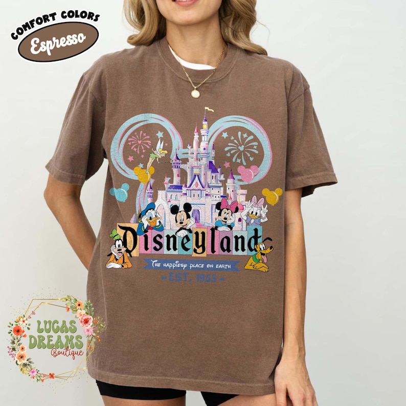 Koszulka Vintage Disneyland Est 1955, Koszulka Disneyland FamilyTrip, Koszulka Mickey and Friends 2026, Koszulka Disneyland Vacation, Koszulka Magic Kingdom Espresso