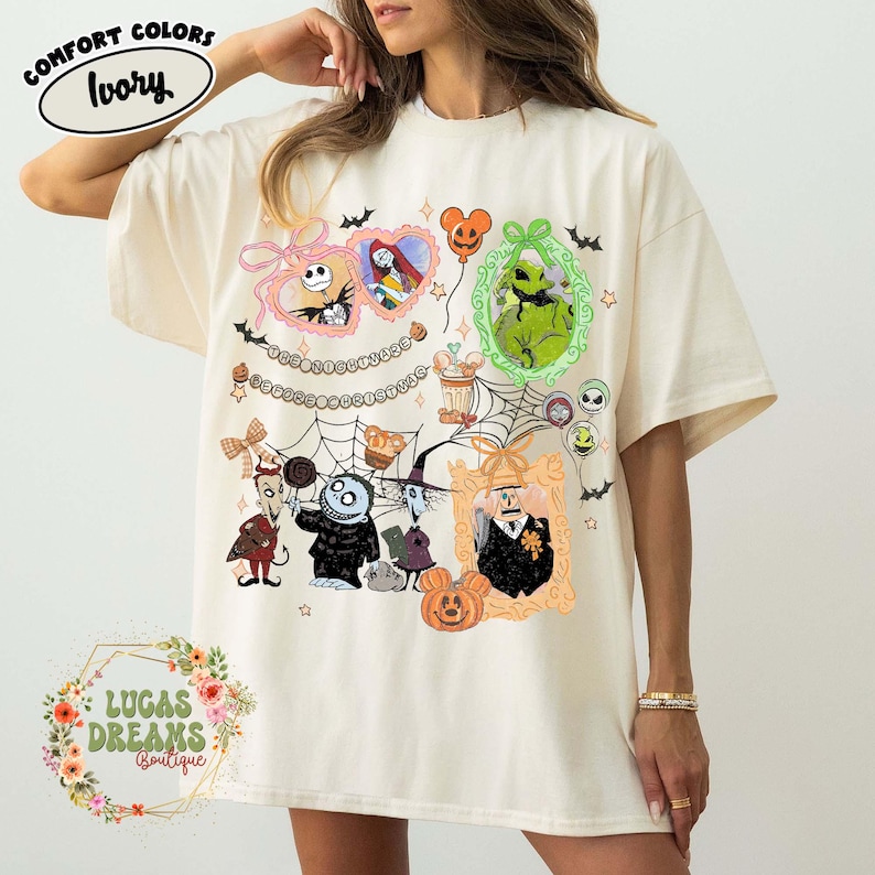 Puede incluir: Camiseta de color marfil con un gr&aacute;fico colorido de personajes de The Nightmare Before Christmas. El dise&ntilde;o incluye a Jack Skellington, Sally, Oogie Boogie y otros personajes en marcos ornamentados, con murci&eacute;lagos y telara&ntilde;as. La camiseta tiene las palabras "Comfort Colors" e "Ivory".