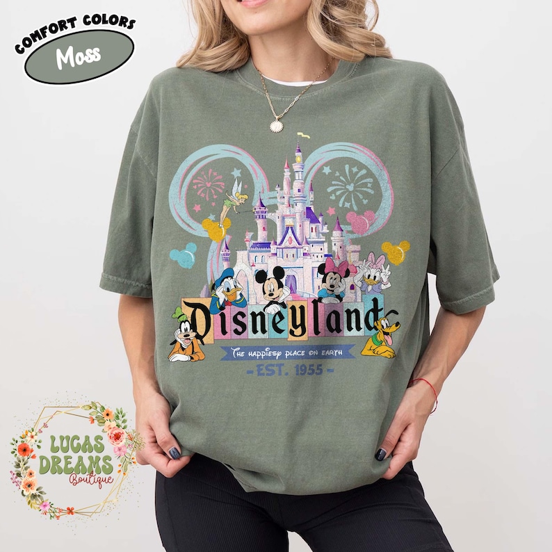 Koszulka Vintage Disneyland Est 1955, Koszulka Disneyland FamilyTrip, Koszulka Mickey and Friends 2026, Koszulka Disneyland Vacation, Koszulka Magic Kingdom Moss/Military Green