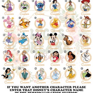 Puede incluir: Una colecci&oacute;n de 30 dise&ntilde;os circulares de personajes de Disney. Cada dise&ntilde;o presenta un personaje diferente sobre un fondo estampado, con la palabra "Custom" debajo. El texto en la parte inferior dice: "IF YOU WANT ANOTHER CHARACTER PLEASE ENTER THAT DISNEY'S CHARACTER NAME IN THE PERSONALIZATION SECTION."