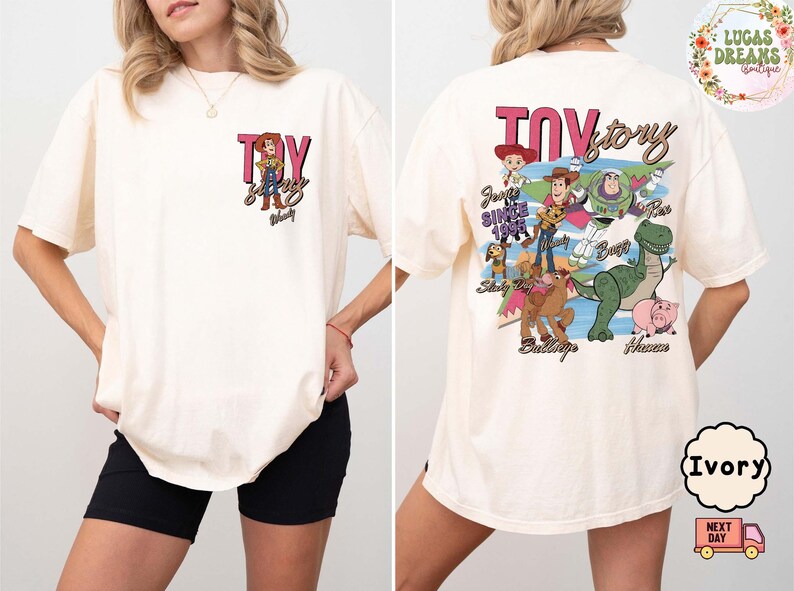 Peut inclure: T-shirt de couleur cr&egrave;me avec une poche avant orn&eacute;e du texte "TOY" et d'une image de personnage de dessin anim&eacute;. Le dos du t-shirt affiche les mots "TOY STORY" et divers personnages de dessins anim&eacute;s. Le t-shirt a une coupe ample et confortable.