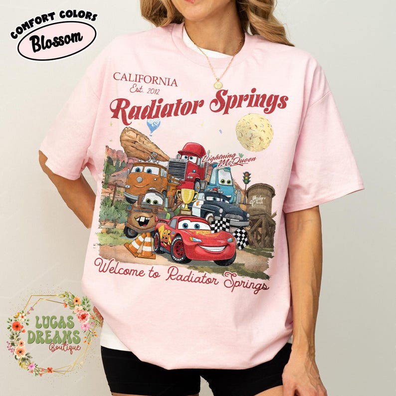 Camiseta retrô Radiator Springs Lightning McQueen Comfort Colors, camiseta Pixar Cars Family Vacation, camiseta do filme Carros, camiseta Disneyland Trip 2026 Blossom/Light Pink