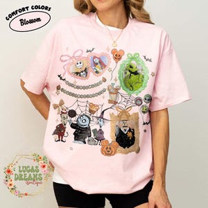 Camiseta Coquette de Pesadilla antes de Navidad, Camiseta Coquette con lazo de Disney, Halloween de Disney, Oogie Boogie Bash 2026, Jack Skellington y Sally Blossom/Light Pink