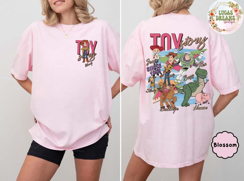 Peut inclure: T-shirt rose clair avec un motif "Toy Story" &agrave; l'avant et &agrave; l'arri&egrave;re. Le motif avant comprend le texte "Toy Story" et une image de dessin anim&eacute;. Le motif arri&egrave;re pr&eacute;sente plusieurs personnages et le texte "Since 1995".