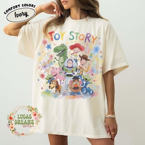 Pu&ograve; includere: T-shirt color avorio con la scritta "Toy Story" a lettere colorate e illustrazioni dei personaggi del film d'animazione. La maglietta ha girocollo e maniche corte. La maglietta &egrave; di Lucas Dreams Boutique.