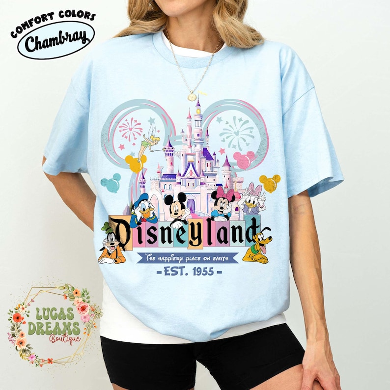 Koszulka Vintage Disneyland Est 1955, Koszulka Disneyland FamilyTrip, Koszulka Mickey and Friends 2026, Koszulka Disneyland Vacation, Koszulka Magic Kingdom Chambray/Light Blue