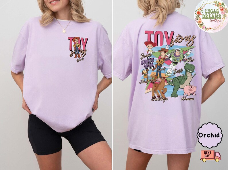 Peut inclure: T-shirt lilas avec l'inscription "Toy Story" et un motif de dessin anim&eacute; &agrave; l'avant et &agrave; l'arri&egrave;re. Le motif arri&egrave;re comprend Woody, Buzz et Rex. Le t-shirt est ample et confortable.