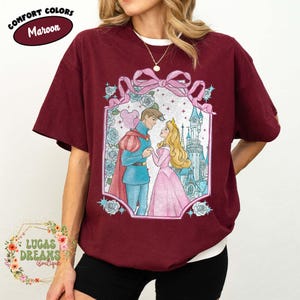 Camiseta vintage de princesas Disney con lazo coqueto, Bella, Ariel, Elsa y Cenicienta, camiseta del Castillo Mágico del Reino Mágico, regalo de viaje para niñas de Walt Disney Crimson