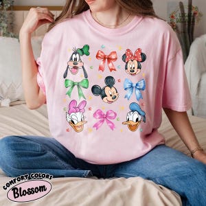 Comfort Colors® Micky und Freunde Schleifen Shirt, Retro Disney Coquette T-Shirt, Minnie Daisy Donald Micky Maus Shirt, süßes Disney Trip T-Shirt