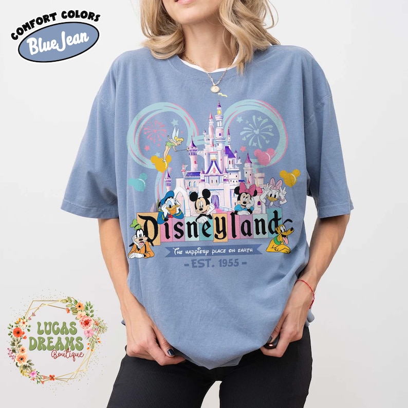Koszulka Vintage Disneyland Est 1955, Koszulka Disneyland FamilyTrip, Koszulka Mickey and Friends 2026, Koszulka Disneyland Vacation, Koszulka Magic Kingdom Blue Jean/Light Blue