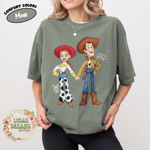 Camiseta de Disney Toy Story con Woody y Jessie, camiseta de pareja de Disney, camiseta de Magic Kingdom, camiseta de personajes de Toy Story, camiseta a juego para viajes familiares de Disney Moss/Military Green