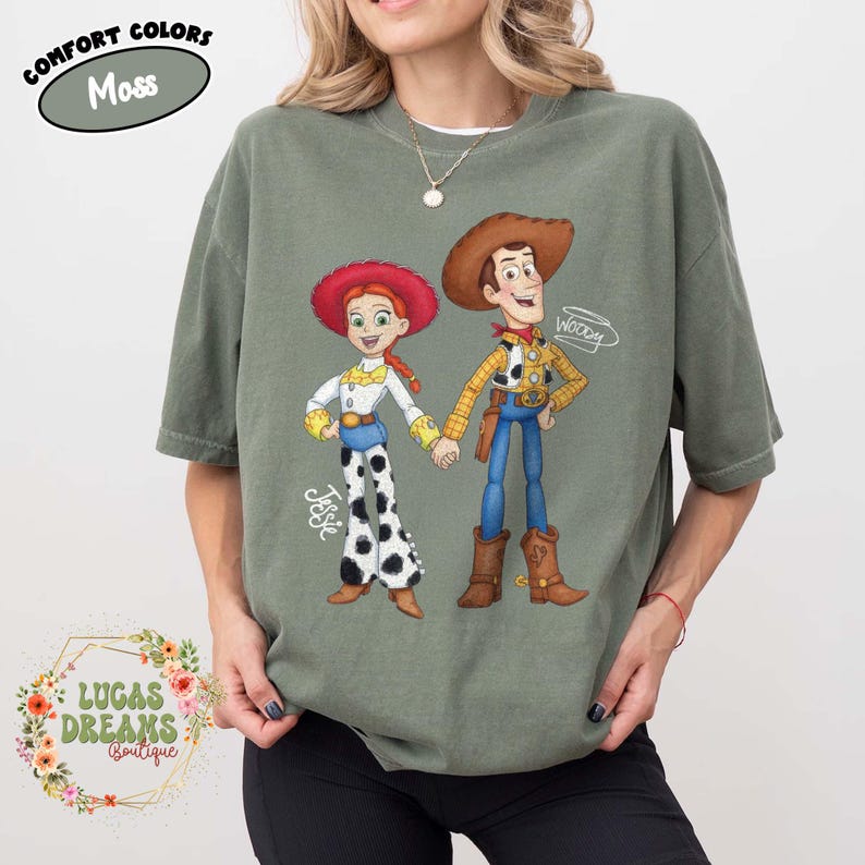 Camiseta de Disney Toy Story con Woody y Jessie, camiseta de pareja de Disney, camiseta de Magic Kingdom, camiseta de personajes de Toy Story, camiseta a juego para viajes familiares de Disney Moss/Military Green