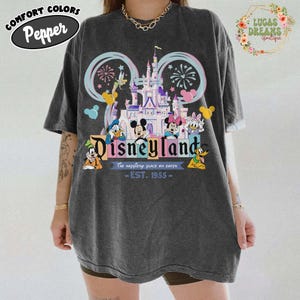 Koszulka Vintage Disneyland Est 1955, Koszulka Disneyland FamilyTrip, Koszulka Mickey and Friends 2026, Koszulka Disneyland Vacation, Koszulka Magic Kingdom Pepper/Dark Heather