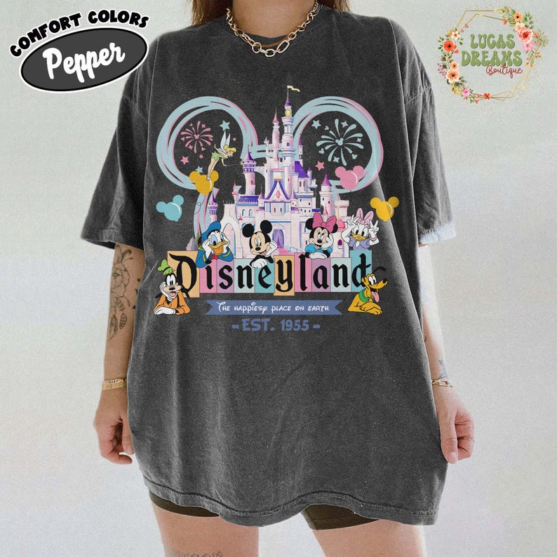 Koszulka Vintage Disneyland Est 1955, Koszulka Disneyland FamilyTrip, Koszulka Mickey and Friends 2026, Koszulka Disneyland Vacation, Koszulka Magic Kingdom Pepper/Dark Heather