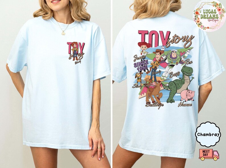 Peut inclure: T-shirt bleu clair avec un motif Toy Story. Le devant affiche "Toy Story" et Jessie. Le dos pr&eacute;sente les personnages du film. Un haut d&eacute;contract&eacute; pour les fans du film d'animation.