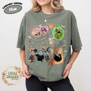 Puede incluir: Camiseta verde musgo con un dise&ntilde;o gr&aacute;fico con personajes de Pesadilla antes de Navidad. El dise&ntilde;o incluye a Jack Skellington, Sally, Oogie Boogie y otros personajes en marcos decorativos. Tambi&eacute;n es visible el texto "LUCAS DREAMS Boutique".