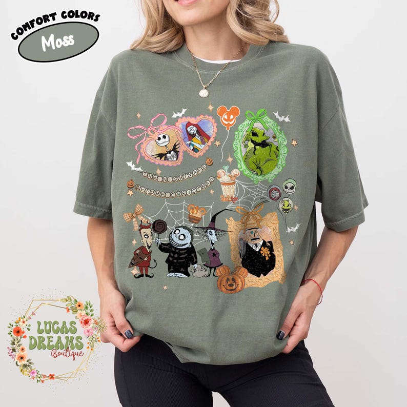 Puede incluir: Camiseta verde musgo con un dise&ntilde;o gr&aacute;fico con personajes de Pesadilla antes de Navidad. El dise&ntilde;o incluye a Jack Skellington, Sally, Oogie Boogie y otros personajes en marcos decorativos. Tambi&eacute;n es visible el texto "LUCAS DREAMS Boutique".