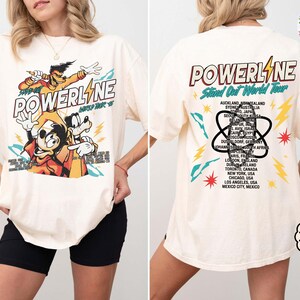 Puede incluir: Camiseta color marfil con un gr&aacute;fico de dibujos animados de Powerline, Max y Goofy. El frente muestra "POWERLINE" y "HARD ROCK TOUR '95". La parte trasera enumera las ubicaciones de la gira. Una camiseta de estilo vintage.