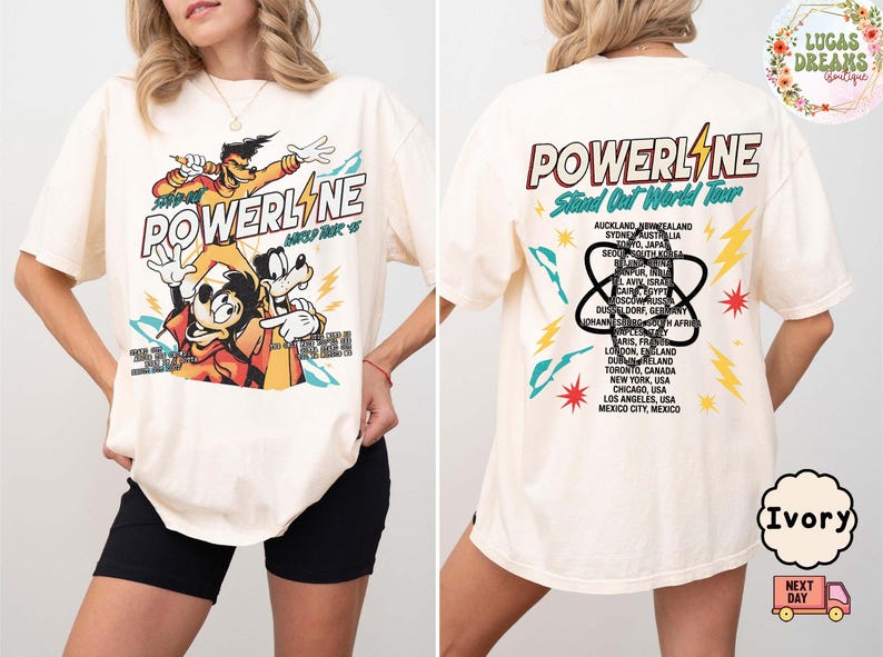 Puede incluir: Camiseta color marfil con un gr&aacute;fico de dibujos animados de Powerline, Max y Goofy. El frente muestra "POWERLINE" y "HARD ROCK TOUR '95". La parte trasera enumera las ubicaciones de la gira. Una camiseta de estilo vintage.