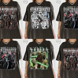 Puede incluir: Una colecci&oacute;n de seis camisetas gris carb&oacute;n con gr&aacute;ficos de personajes de Star Wars. Los dise&ntilde;os incluyen a The Mandalorian, Stormtrooper y Darth Vader con sus nombres impresos en una fuente negrita y desgastada sobre las ilustraciones.