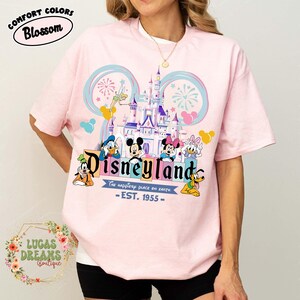 Koszulka Vintage Disneyland Est 1955, Koszulka Disneyland FamilyTrip, Koszulka Mickey and Friends 2026, Koszulka Disneyland Vacation, Koszulka Magic Kingdom Blossom/Light Pink