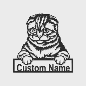 Puede incluir: Silueta de gato de metal en blanco y negro con el texto "Custom Name" en un letrero rectangular. El gato tiene orejas dobladas y un patrón de rayas. El letrero está sostenido por las patas del gato.