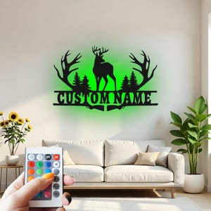 Decorazione murale in metallo con cervo personalizzata e luce a LED, decorazione da caccia personalizzata con corna, scena di fauna selvatica per baita, lodge o regalo per cacciatori.
