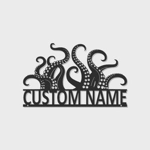 Op de afbeelding: Zwart metalen bord met een octopusontwerp en de tekst "CUSTOM NAME". Het bord is uit één stuk metaal gesneden. Geschikt voor binnen- en buitengebruik. Het ontwerp is een decoratief element.