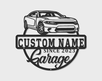 Puede incluir: Un letrero de pared de metal negro con una ilustración de coche estilizada sobre una pancarta rectangular con el texto CUSTOM NAME y un marco circular que contiene el texto SINCE 2023 y la palabra Garage en una fuente cursiva grande.