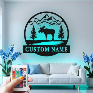 Decorazione murale in metallo con alce personalizzata e luce a LED, decorazione personalizzata con scena di montagna con animali selvatici, cartello per baita, regalo rustico per amanti della vita all'aria aperta.