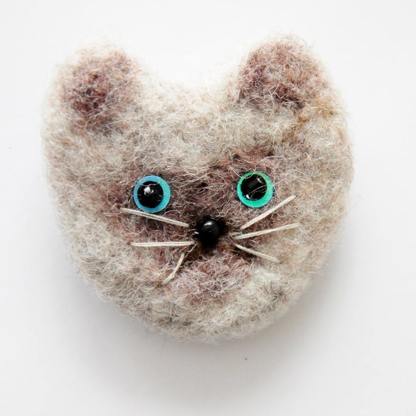 Lovely cat brooch - Beige wool cat animal - Gift for her