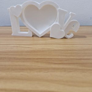 Wydrukowana w 3D ramka na zdjęcia LOVE z detalami w kształcie serca