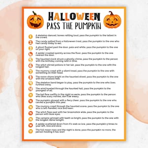 以下が含まれることがあります： 「HALLOWEEN PASS THE PUMPKIN」というタイトルのハロウィーンをテーマにしたゲームシート。2つの笑顔のカボチャのイラストが特徴です。シートにはゲーム用の17個のプロンプトが含まれており、白い背景に黒いテキストが使用されています。