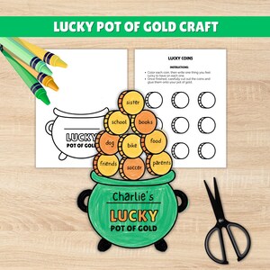 Pode incluir: Um projeto de artesanato intitulado "Lucky Pot of Gold Craft" com um pote de ouro verde, moedas de ouro e lápis de cor. O pote tem o texto "Charlie's LUCKY POT OF GOLD". As moedas têm palavras como "sister", "school" e "friends".