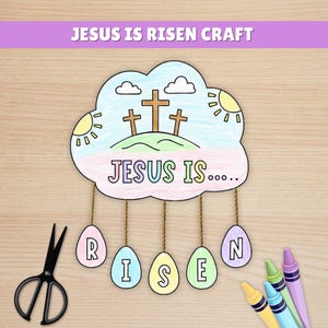 Puede incluir: Una colorida manualidad de Pascua con el texto "JESUS IS RISEN CRAFT". La manualidad presenta una forma de nube con tres cruces, soles y las palabras "JESUS IS..." con huevos colgantes que deletrean "RISEN". También hay tijeras y crayones.